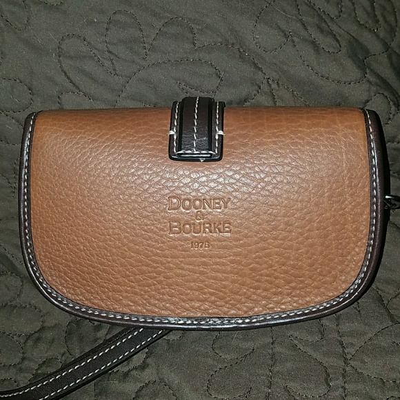 Dooney & Bourke flap wristlet - Picture 2 of 8